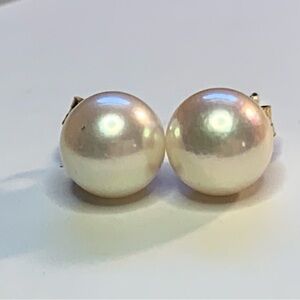 14kt Gold Pearl Stud Earrings! Perfect shape. 🩷